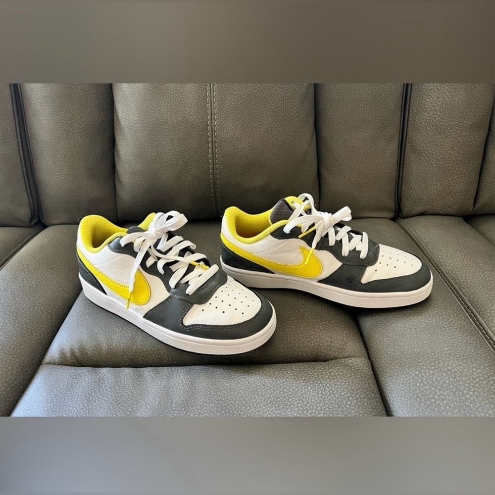- NIKE
(GS) COURT BOROUGH LOW 2 SE
Size: 5.5 | Nike